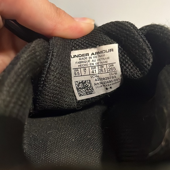 Under Armour Black Shoe - Picture 4 of 6